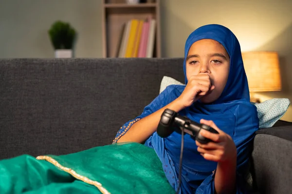 Lazy Muslim Κορίτσι Παιδί Παίζει Βιντεοπαιχνίδι Χρήση Joystick Gamepad Στο — Φωτογραφία Αρχείου