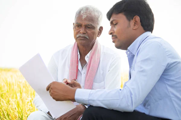 Selective Focus Farmer Bank Officer Explaning Farm Loan Paper Documents — Stock Photo, Image