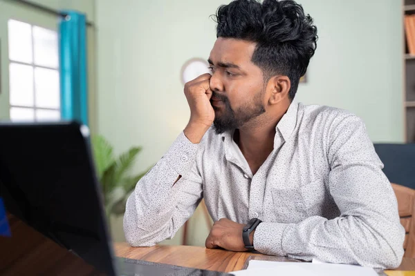 Colpo grandangolare del giovane è rimasto deluso dopo aver letto la posta dal computer portatile - Concetto di cattive notizie, cessazione del lavoro, termine ultimo di business o avviso di sfratto. — Foto Stock