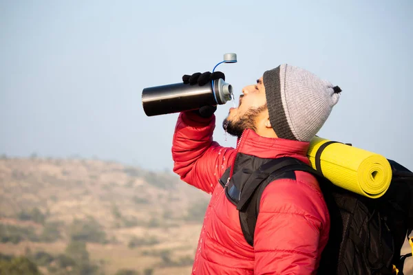 Thirsty Travler Drinking Water Taking Break While Climbing Concept Drink — Stock Photo, Image