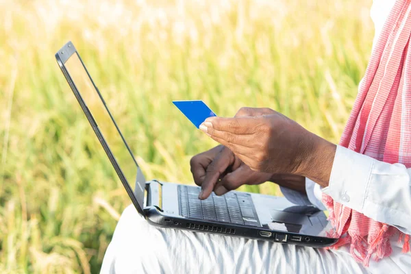 Unrecognisable Indian Farmer Laptop Doing Payment Using Credit Card Concept — Stock Photo, Image