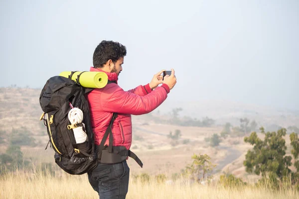 Jovem Viajante Com Mochila Tirando Fotos Paisagem Usando Câmera Móvel — Fotografia de Stock