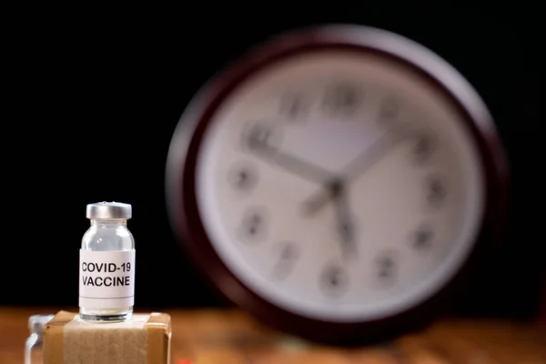 Botol Vaksinasi Coronavirus Covid Dengan Clock Konsep Durasi Kekebalan Vaksin — Stok Foto