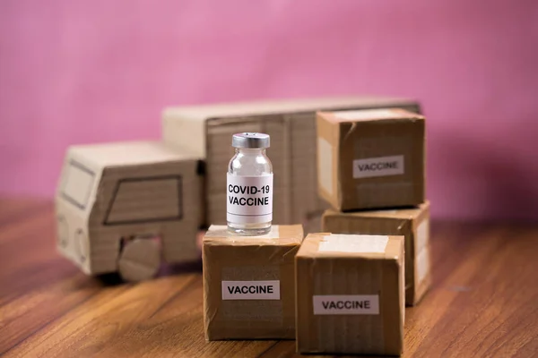 Konsep Transportasi Dan Distribusi Vaksin Coronavirus Covid Menunjukkan Dengan Truk — Stok Foto