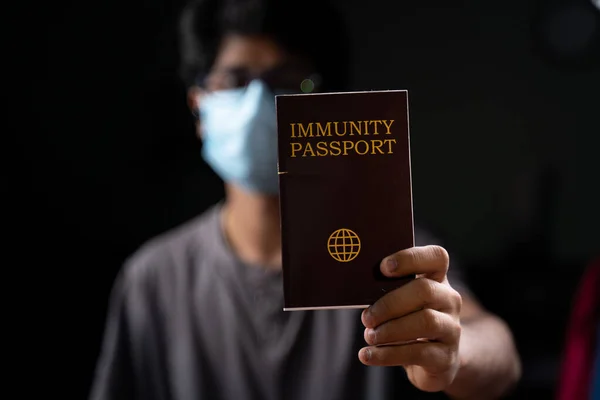 의료용 마스크를 여권을 의료용 마스크를 젊은이 접종을 코로나 바이러스 Coronavirus — 스톡 사진