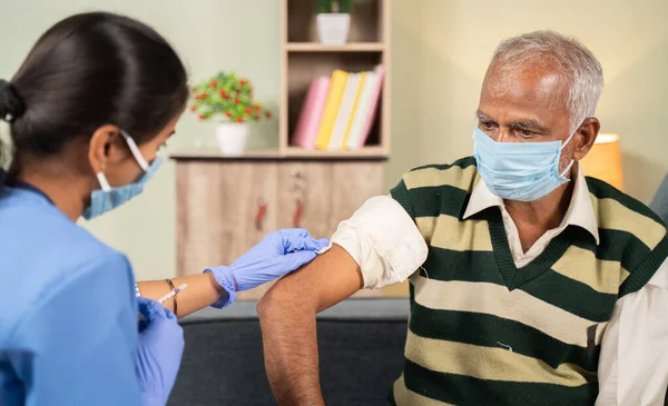 Medicul Care Pregătește Vaccinarea Pacienții Vârstnici Ținând Seringa Acasă Conceptul — Fotografie, imagine de stoc