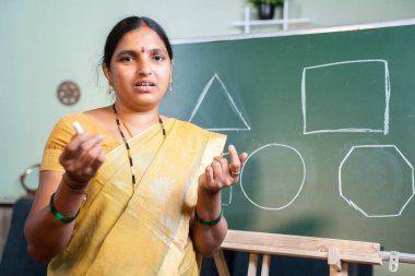 Hintli kadın çevrimiçi derste kameraya bakarak e-öğretim, uzaktan öğrenme, koronavirüs salgını sırasında sanal eğitim kavramını açıklamakla meşgul.