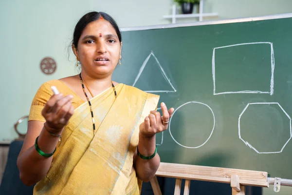 Hintli kadın çevrimiçi derste kameraya bakarak e-öğretim, uzaktan öğrenme, koronavirüs salgını sırasında sanal eğitim kavramını açıklamakla meşgul.