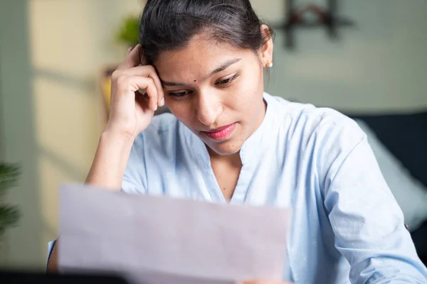 Worried Young Business Woman Due Eviction Notice Reading Letter Concept — Stock Photo, Image