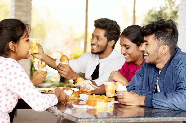 Focus op front Boy, vriendengroep die plezier hebben en lachen terwijl ze samen ontbijten aan de eettafel - Teenager Studenten die samen plezier hebben in het universiteitscafé. — Stockfoto