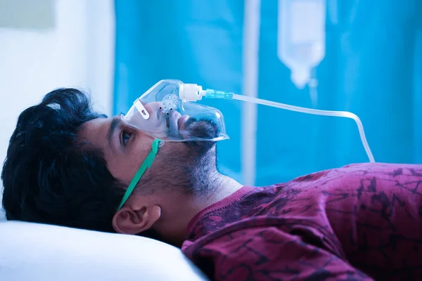 Vue Latérale Sur Jeune Homme Respirant Sur Masque Oxygène Ventilateur — Photo