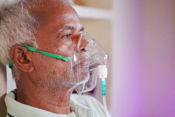 Plan Rapproché Tête Vieil Homme Respirant Avec Masque Oxygène Ventilateur — Photo