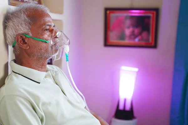 Oude Man Met Zuurstofconcentrator Masker Lezen Nieuws Met Behulp Van — Stockfoto