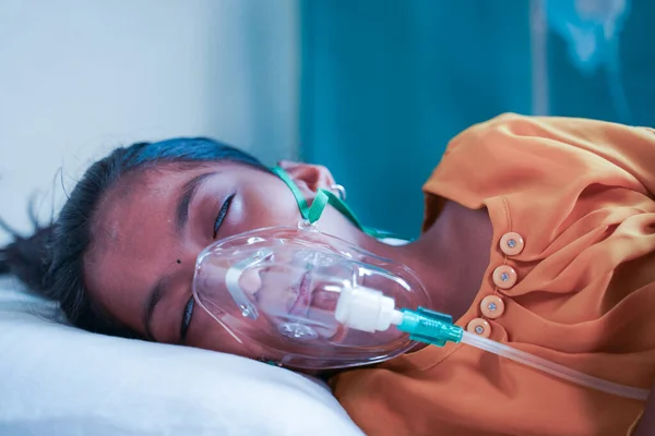 Niño Pequeño Respirando Con Mascarilla Oxígeno Del Ventilador Debido Coronavirus —  Fotos de Stock