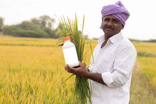 Glad Leende Jordbrukare Som Håller Paddygröda Och Bekämpningsmedel Eller Kemiska — Stockfoto