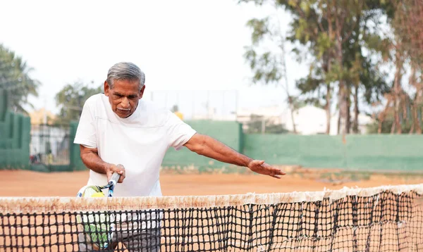 Літній Чоловік Практикує Теніс Поблизу Мережі Концепція Здорових Підходящих Активних — стокове фото