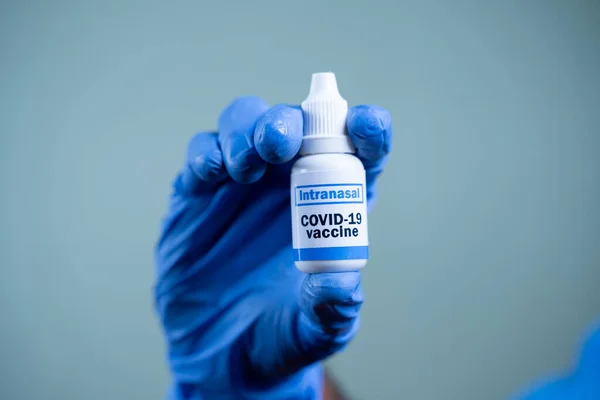 Închideți Mâinile Mănuși Care Țin Vaccinul Nasal Covid Conceptul Vaccinare — Fotografie, imagine de stoc
