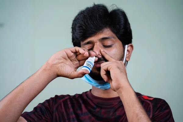 Young Man Inhalando Coronavirus Covid Nasal Vacuna Aerosol Nasal Para —  Fotos de Stock