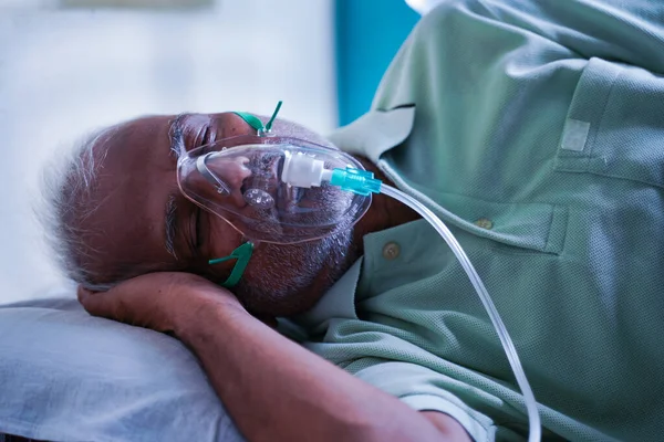 나이든 환자가 코로나 바이러스 병원에서의 무호흡성 바이러스 감염으로 호흡기 마스크를 — 스톡 사진