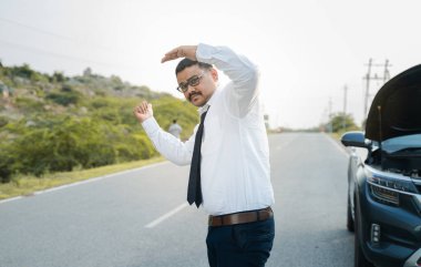 İş adamı seyahat ederken araba arızası nedeniyle otostop ya da asansör istiyor - seyahat ederken yardım isteme kavramı.