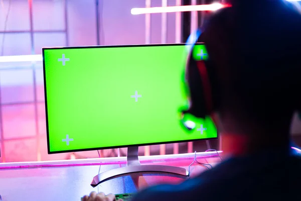 Съемка Плеча Профессионального Видеогеймера Играющего Видеоигру Мониторе Компьютера Зеленым Экраном — стоковое фото