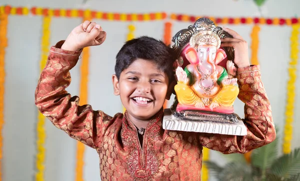 Feliz Niño Sonriente Con Ídolo Ganesha Hombro Diciendo Cantando Ganapati —  Fotos de Stock