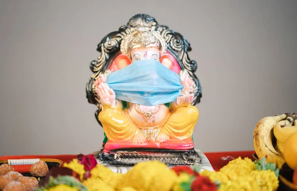Ganesha Ídolo Ganapati Con Mascarilla Médica Guardada Para Las Celebraciones —  Fotos de Stock