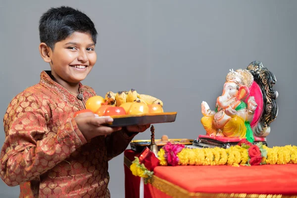 Estudio Toma Feliz Niño Sonriente Que Ofrece Frutas Señor Ganesha —  Fotos de Stock