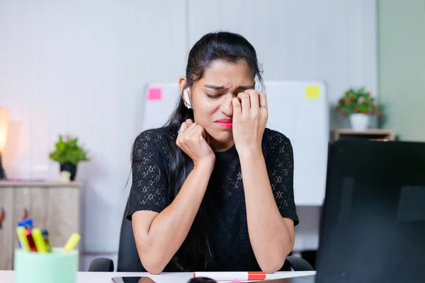 Colpo Medio Frustrata Triste Piangendo Giovane Donna Indiana Sul Posto — Foto Stock