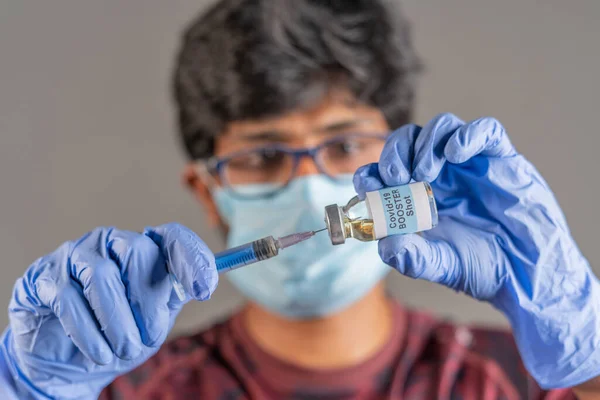 Închiderea Mâinilor Medicului Care Dețin Vaccinul Covid Împușcat Seringă Conceptul — Fotografie, imagine de stoc
