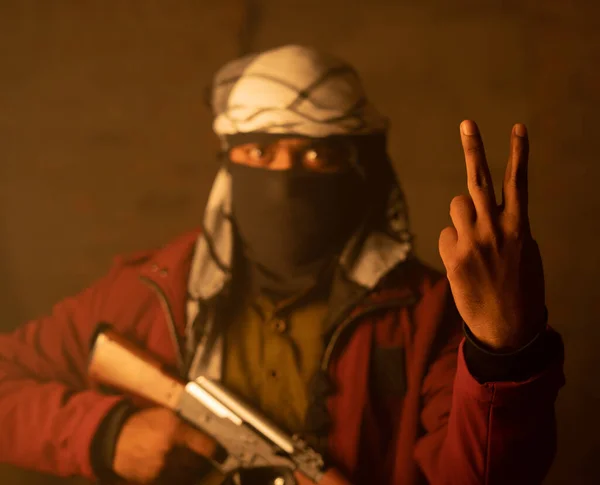 Szczęśliwy Islamski Bojownik Lub Żołnierz Osłoną Twarzy Pokazując Znak Lub — Zdjęcie stockowe