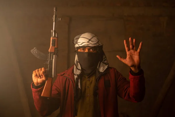 Militant Gangster Avec Couvercle Facial Pistolet Main Rendant Levant Les — Photo
