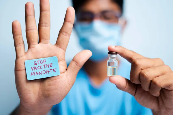 Fokus Händer Ung Man Med Medicinsk Ansiktsmask Visar Stopp Vaccin — Stockfoto
