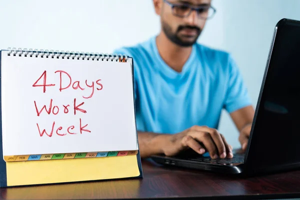 Focus Calendario Concetto Quattro Giorni Settimana Lavorativa Mostrando Giovane Che — Foto Stock