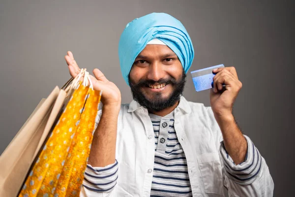 Glücklicher Junger Sikh Mann Mit Einkaufstasche Und Kreditkarte Der Hand — Stockfoto