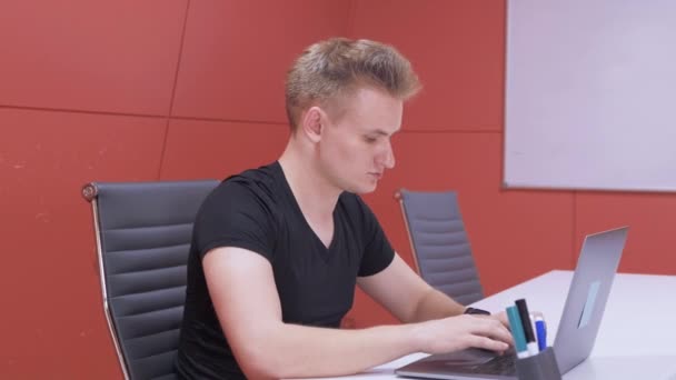 Biznesmen Przystojny Facet Pisze Używając Laptopa Domu Pracownik Student Freelancer — Wideo stockowe