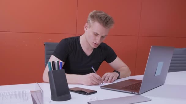 Молодой Европейский Человек Работает Ноутбука Компьютер Знаки Документы Ручкой Работает — стоковое видео