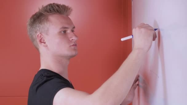 Jeune Homme Européen Travaillant Tard Aide Tableau Blanc Dessin Plan — Video