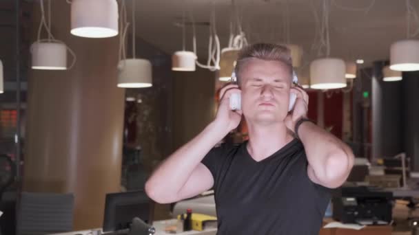European Young Man Wear Headphones Listening Music Dark Empty Night — Vídeo de Stock