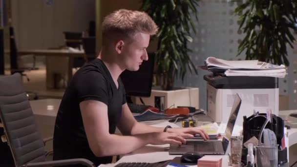 Avrupalı Genç Adam Dizüstü Bilgisayar Kullanıyor Gecesi Karanlık Boş Ofis — Stok video