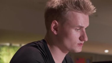 Ofiste çalışan yakışıklı bir iş adamı. Dizüstü bilgisayarda yazan odaklanmış genç bir adam. Teknoloji.