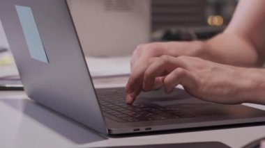 Klavyede Klavyeye Yazan Erkek Ellerini Kapat Karanlık Ofiste Bilgisayar Bilgisayarını kullanarak