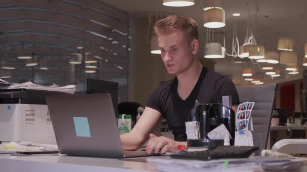 European Serious Młody Człowiek Zegarki Aktualności Prace Używa Laptopa Komputerowego — Wideo stockowe