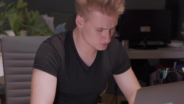 Décryptages European Serious Young Man Regarder Les Actualités Travailler Avec — Video