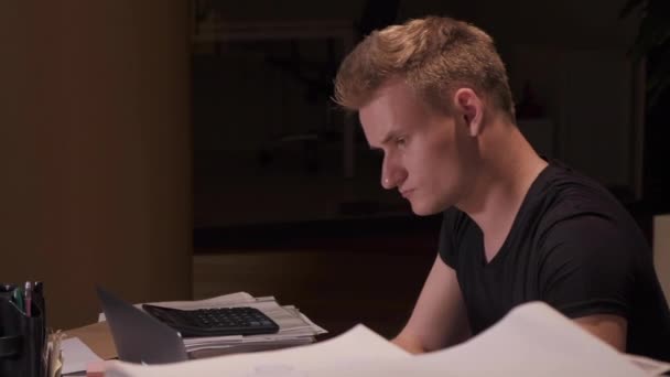 Close European Serious Young Man Watching News Arbeiten Mit Computer — Stockvideo