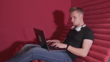 Ofisteki adam haberciyle iletişim kuruyor. Yönetici dizüstü bilgisayarda yazıyor..