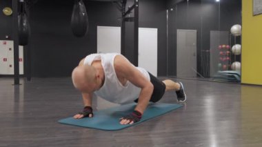 Spor salonunda şınav çeken bir adam. Spor ve spor için mükemmel. Genç sporcu spor salonunda şınav çekiyor. Sporcu Fitnes 'le meşgul.