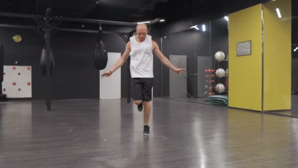 Young European Man Goes Sports Jumping Rope Exercices Dans Salle — Video