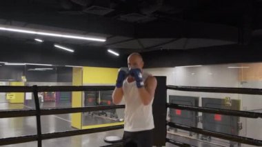 Genç Avrupalı erkek boksör Spor Yapıyor Spor Yapıyor Spor Salonu 'nda, Kendini Geliştirme Eğitiminde