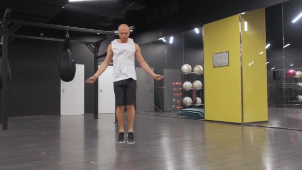 Boxer Mit Springseil Kämpfer Machen Seilsprungübungen Dunklen Turnhallen Mit Rauch — Stockvideo